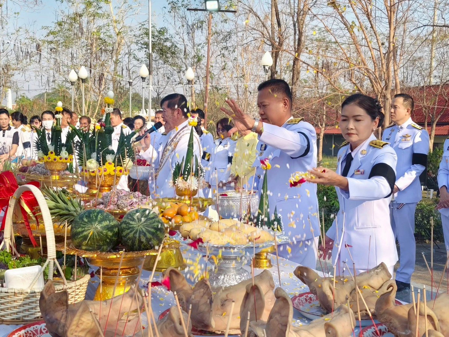 พช.บัวใหญ่ ร่วมพิธีสงฆ์ พิธีถวายพวงมาลาสักการะอนุสาวรีย์ท้าวสุรนารีและพิธีบวงสรวงดวงทิพย์วิญญาณท้าวสุรนารี ในงานประเพณีงานฉลองวันแห่งชัยชนะของท้าวสุรนารี งานประเพณีบัวไหม บัวใหญ่ และงานกาชาด ประจำปี 2569 ครั้งที่ 34