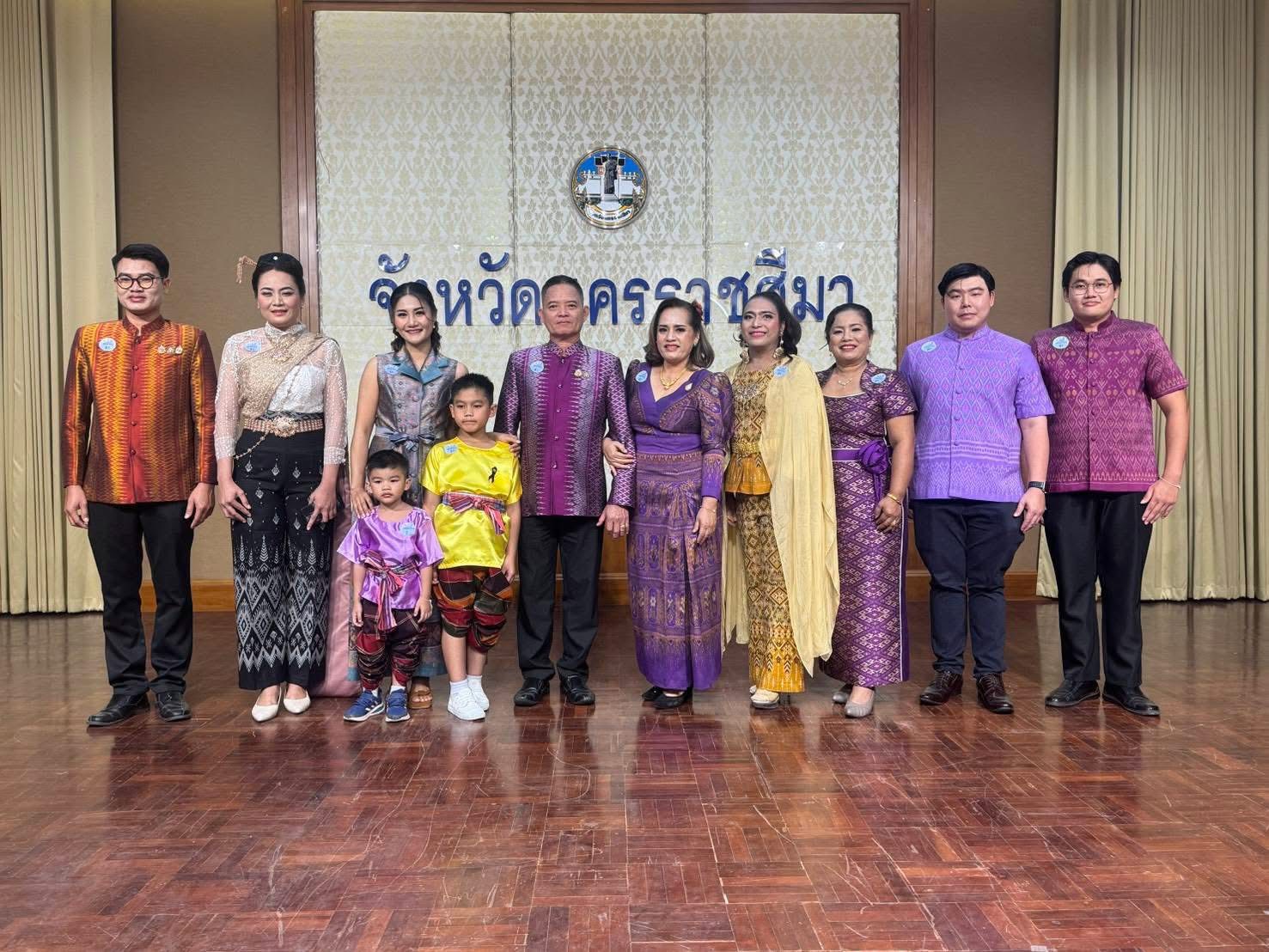 งดงามตระการตา อำเภอบัวใหญ่ ร่วมเดินแบบผ้าไทยการกุศล “สืบสานพระราชปณิธานด้วยใจภักดิ์ อัตลักษณ์ภูษาศิลป์ ผ้าไทยถิ่นเมืองโคราช” เนื่องในงานฉลองวันแห่งชัยชนะของท้าวสุรนารี ประจำปี 2569