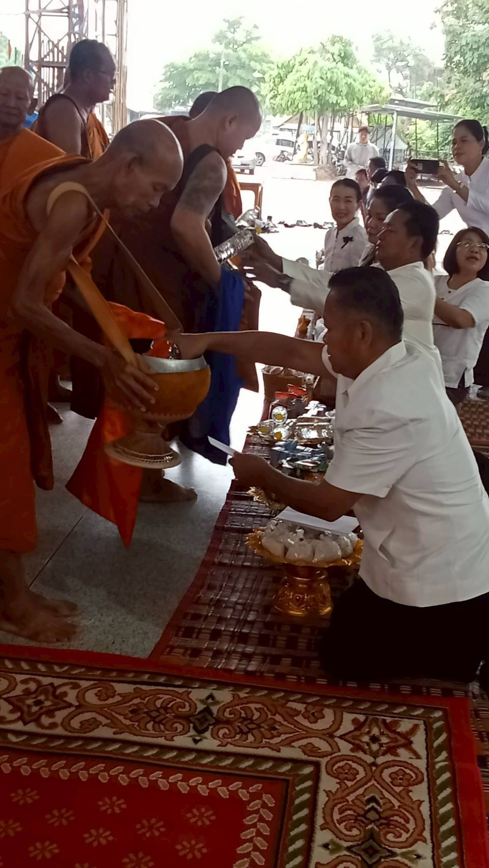 พช.บัวใหญ่ ร่วมกิจกรรมทำบุญตักบาตรสัญจร "โคราชนุ่งผ้าไทย นั่งสาด ตักบาตรวันพุธ"