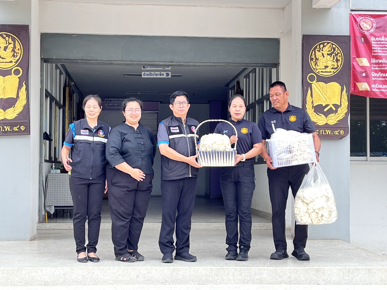 พช. บัวใหญ่ รับมอบวัสดุอุปกรณ์การจัดทำดอกไม้จันทน์ ในงานพระราชพิธีถวายพระเพลิงพระบรมศพ สมเด็จพระนางเจ้าสิริกิติ์ พระบรมราชินีนาถพระบรมราชชนนี พันปีหลวง